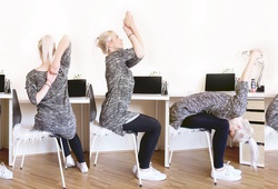 5 động tác yoga dễ tập ngay tại bàn làm việc dành cho dân công sở