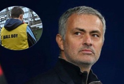Jose Mourinho ăn thua cả với... đám trẻ nhặt bóng trong sân