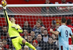 Ngày về Old Trafford, Heaton buộc Ibra và Pogba làm nền cho mình