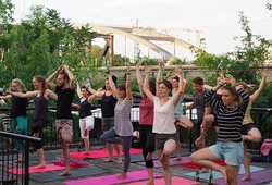 Yoga bia - Xu hướng mới của yoga trong năm 2017?