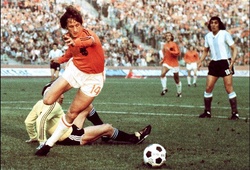 Video 50 bàn đẹp nhất lịch sử World Cup: Khoảnh khắc ma thuật của Johan Cruyff