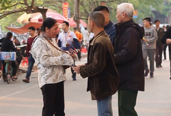 Video: CĐV Nam Định ngậm đắng nuốt cay mua vé từ dân phe