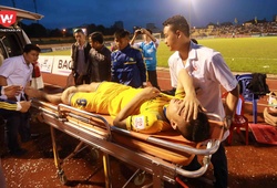 Cầu thủ SLNA nhập viện cấp cứu sau khi va chạm với Hồng Duy