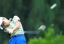 Chùm ảnh: Golfer quần nhau dưới mưa tại FLC Golf Championship 2016 