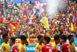 Chùm ảnh: Pháo sáng lại cháy trong ngày Nam Định lên V.League 