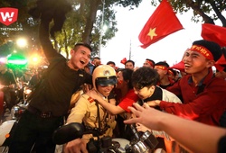 Chùm ảnh: Việt Nam vỡ òa với chiến tích của thày trò HLV Park Hang Seo