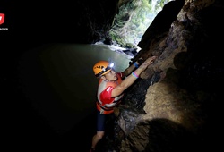 "Đứng hình" thử thách free soloing ở thiên đường hang động Tú Làn