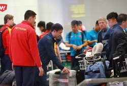 HLV Hoàng Anh Tuấn giúp HLV Hữu Thắng tìm hành lý tại sân bay Nội Bài