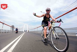 Khoảnh khắc đẹp mê hồn của các triathlete trên cầu Thuận Phước