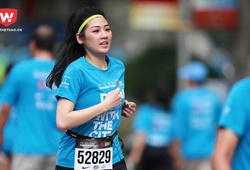 Ngắm vẻ đẹp rạng ngời của Á hậu Tú Anh tại HCMC Marathon 2018