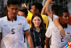 Nữ trưởng đoàn U22 Thái Lan rạng rỡ trong "vòng vây" các cầu thủ