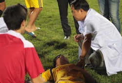 Cầu thủ Nam Định phải nhờ cấp cứu ngay tại sân