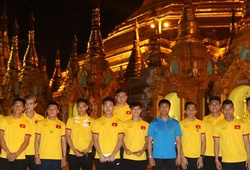 Chùm ảnh ĐTVN thăm chùa Vàng Shwedagon, cầu may trước trận gặp Myanmar