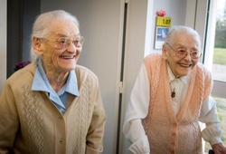 Cặp song sinh 104 tuổi sống lâu nhờ thể dục dụng cụ và đạp xe