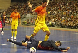 Pique từng thử thực hiện penalty giống Messi-Suarez trên sân futsal