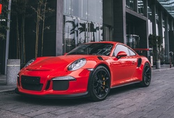 Siêu xe 14 tỉ đồng Porsche 911 GT3 RS đỏ tươi khoe dáng trên đường phố Hà Nội