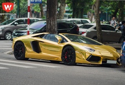 Siêu "bò" Lamborghini Aventador tiếp tục dán đổi màu chrome vàng