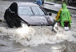 Hà Nội ngập sâu, ách tắc giao thông nhiều nơi sau mưa lớn