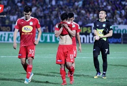 HLV HAGL thừa nhận học trò dễ gục ngã trước Hà Nội FC sau pha bóng xấu xí