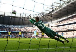 Man City đá hỏng nhiều phạt đền, Guardiola hết bảo thủ