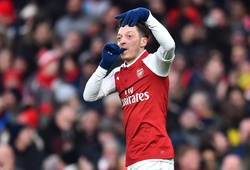 Kết quả bóng đá: Cú vô lê của "gà son" Ozil đưa Arsenal vào Top 4
