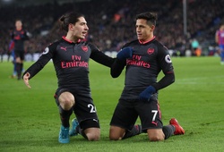 Kết quả bóng đá: Sanchez ghi 2 bàn giúp Arsenal bám sát Top 4