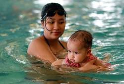 Bơi lội cho trẻ em sơ sinh dưới 24 tháng tuổi