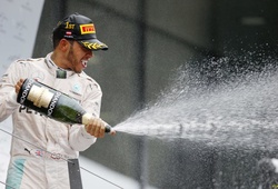 Hamilton vô địch Grand Prix Áo sau va chạm với đồng đội Rosberg