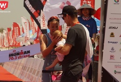 Xúc động hình ảnh nữ vô địch Ironman 70.3 Vietnam 2018 gặp con nhỏ ở vạch đích