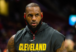 NBA 2017-18: LeBron James giải cứu Cavaliers, Warriors đè bẹp Bulls