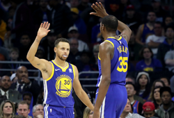 NBA 2017-18 ngày 18/1: Golden State Warriors nối dài mạch trận bất bại