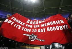 CĐV Arsenal giăng biểu ngữ đòi Wenger ra đi