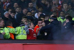 CĐV Liverpool, Man Utd choảng nhau trên khán đài Old Trafford