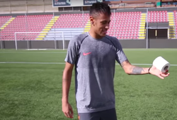Cầu thủ vô danh ăn đứt Neymar vụ tâng giấy vệ sinh