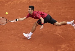 CĐV không thể ngồi yên trước những cú đánh hay của Djokovic