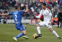 Cristiano Ronaldo vung chân hạ gục 2 cầu thủ Getafe