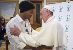 Ronaldinho bị Giáo hoàng làm khó