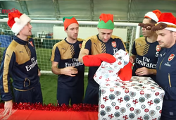 Sao Arsenal tranh nhau bóc quà Giáng sinh