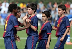 Cầu thủ nhí Real đánh vật trên sân và tuyệt phẩm của Barca