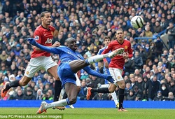 Demba Ba lập công giúp Chelsea vượt ải M.U mùa giải 2012/13