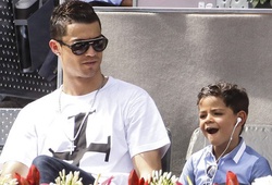 Giành vé vào bán kết Champions League, Ronaldo dạy con sút penalty