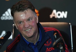 Hậu đại chiến với Arsenal, Van Gaal bị ví với… gà