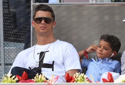 Ronaldo vui như tết khi dạy con chơi bóng