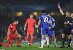 Tấm thẻ đỏ của Ibrahimovic trong trận gặp Chelsea