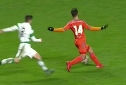 Vidic ngã ngửa trước tuyệt chiêu phòng ngự của hậu vệ trẻ Valencia