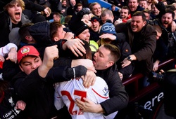 CĐV Liverpool "cưỡng hôn" Origi trong ngày Valentine