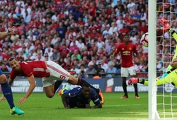 KẾT THÚC, Leicester 1-2 Man Utd: Ibrahimovic mang về danh hiệu đầu tiên cho Mourinho