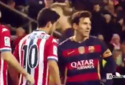 Suarez đá penalty, hậu vệ Gijon kèm chặt ... Messi và Neymar