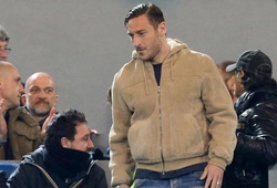 Totti rơm rớm nước mắt khi bị "đuổi" lên khán đài