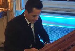 Alexis Sanchez trổ tài piano điệu nghệ